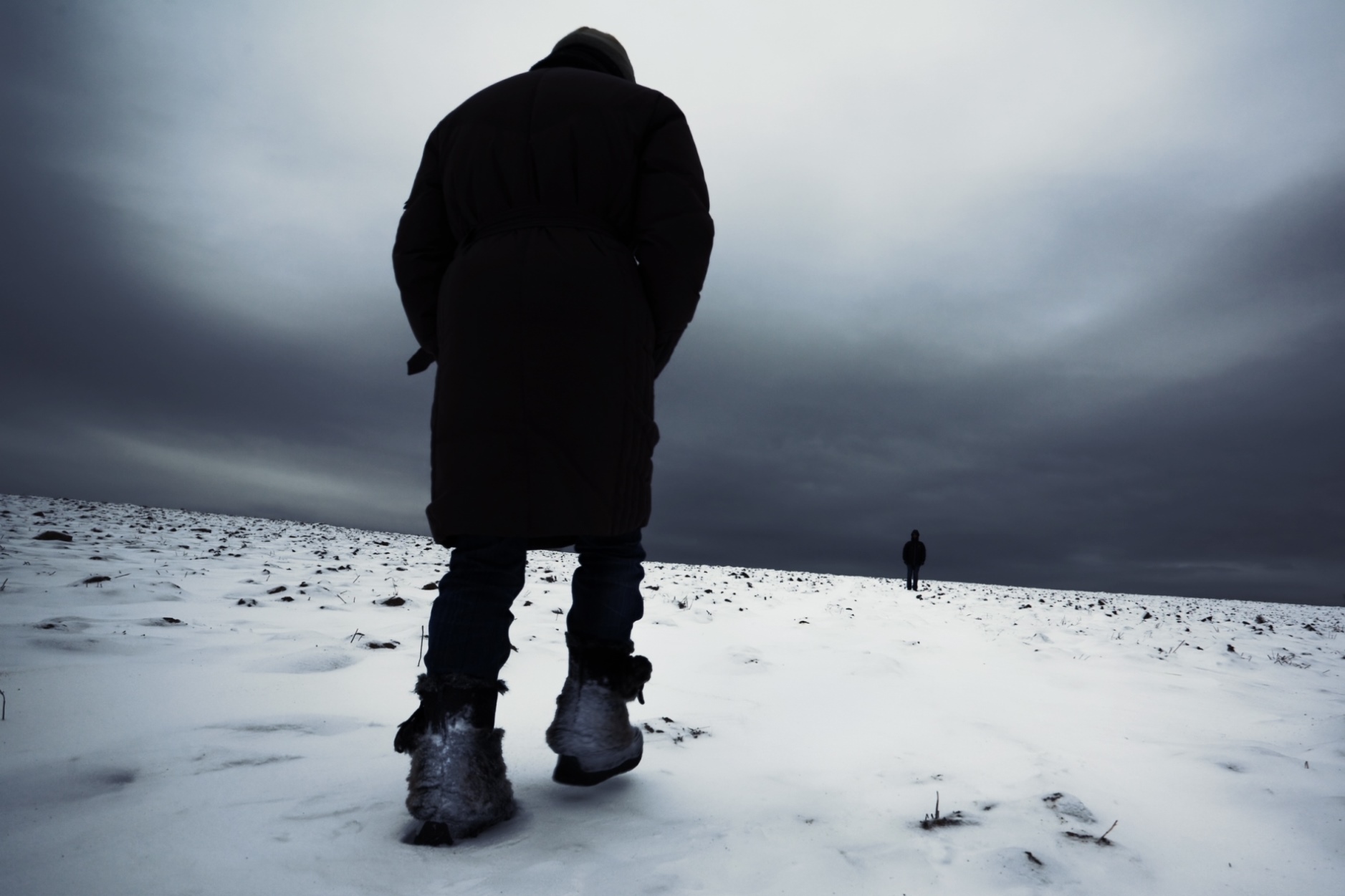 2015 года уходящий. Человек идет по снегу. Люди спиной уходят. Мужчина уходит. Фото уходящего человека.